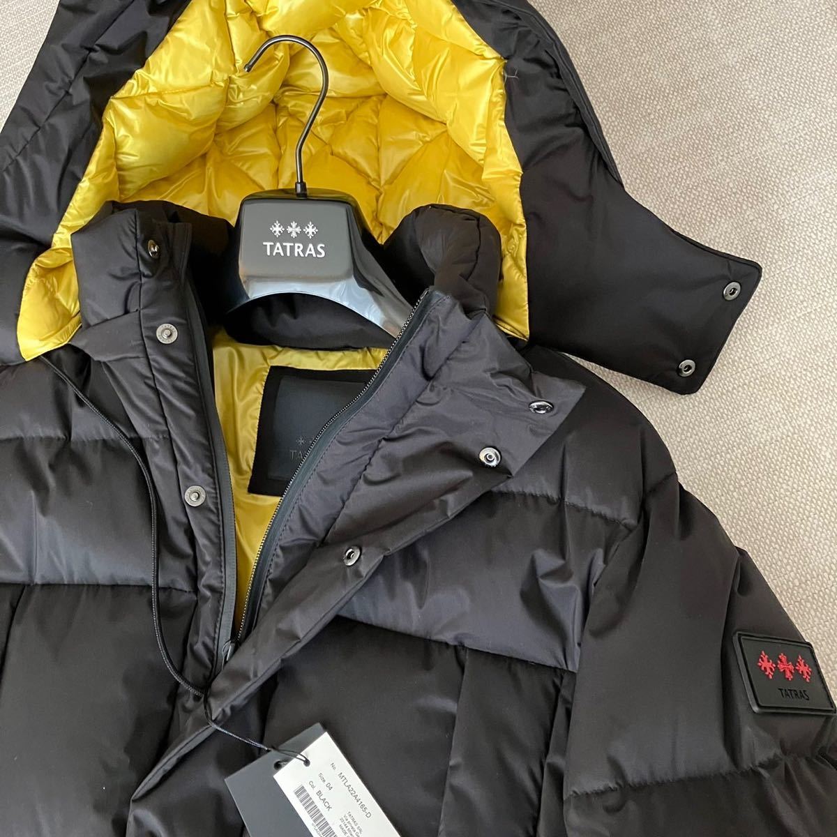 タグありTATRAS ダウンジャケット フード付き
