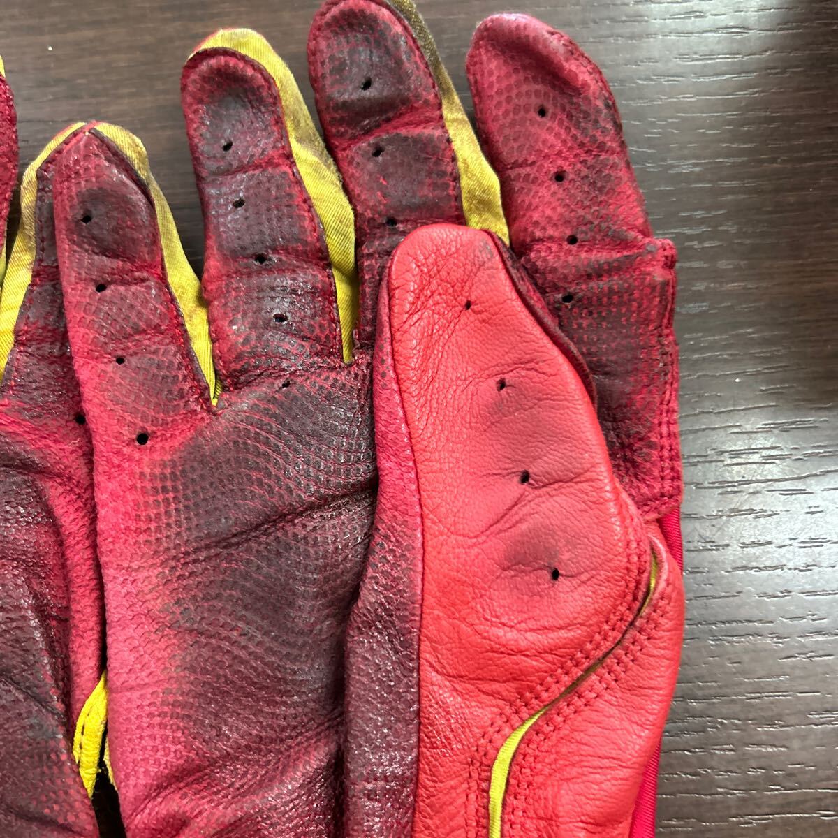 広島東洋カープ　菊池涼介選手　直筆サイン入りバッティンググローブ　実使用 広島東洋カープ 菊池涼介 実使用バッティンググローブ - メルカリ