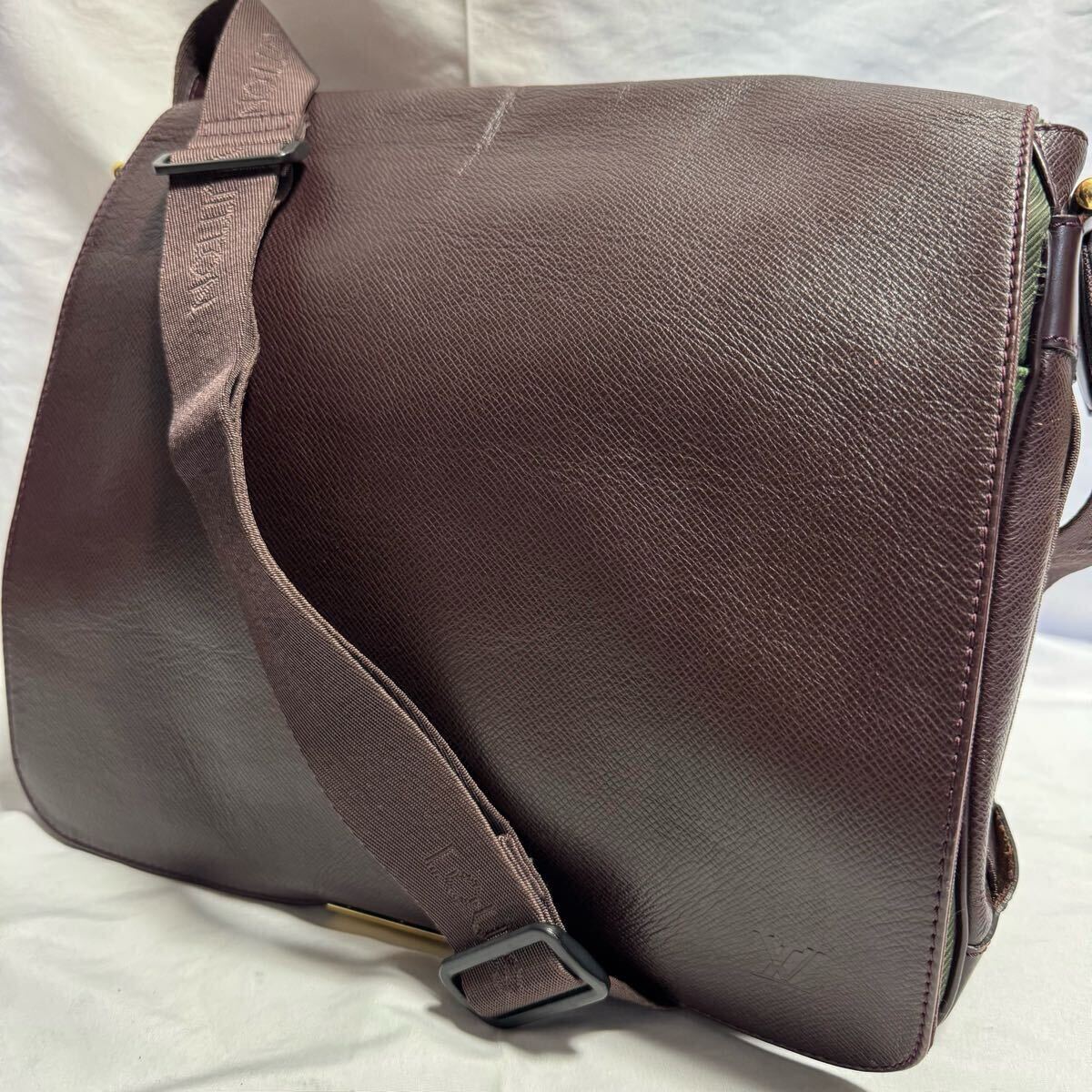 Louis Vuitton ヴィクトール　メッセンジャーバッグ　ボルドー Louis Vuitton ヴィクトール メッセンジャーバッグ ボルドー