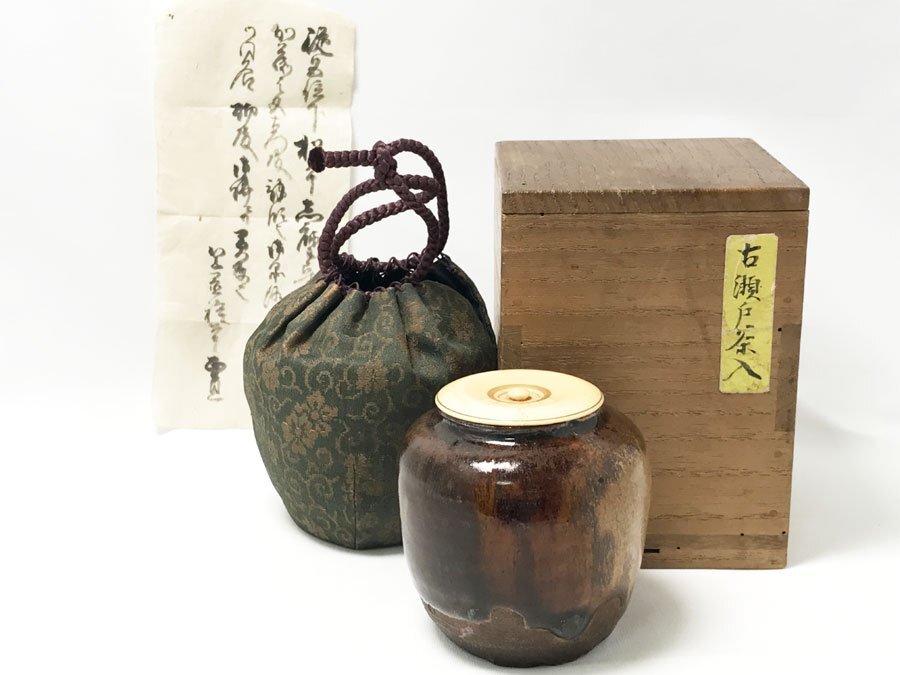F528 瀬戸 茶入 仕覆 木箱入り 瀬戸焼 茶道具 F528 瀬戸 茶入 仕覆 木箱入り 瀬戸焼 茶道具