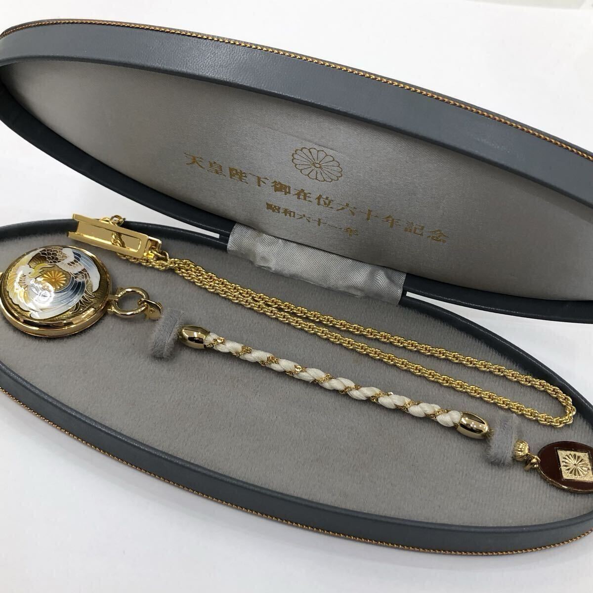 イ） 天皇陛下御在位六十年記念 懐中時計 時計 直径約3㎝ 不動 ケース付き フェニックス アンティーク 昭和レトロ 昭和61年の1番目の画像