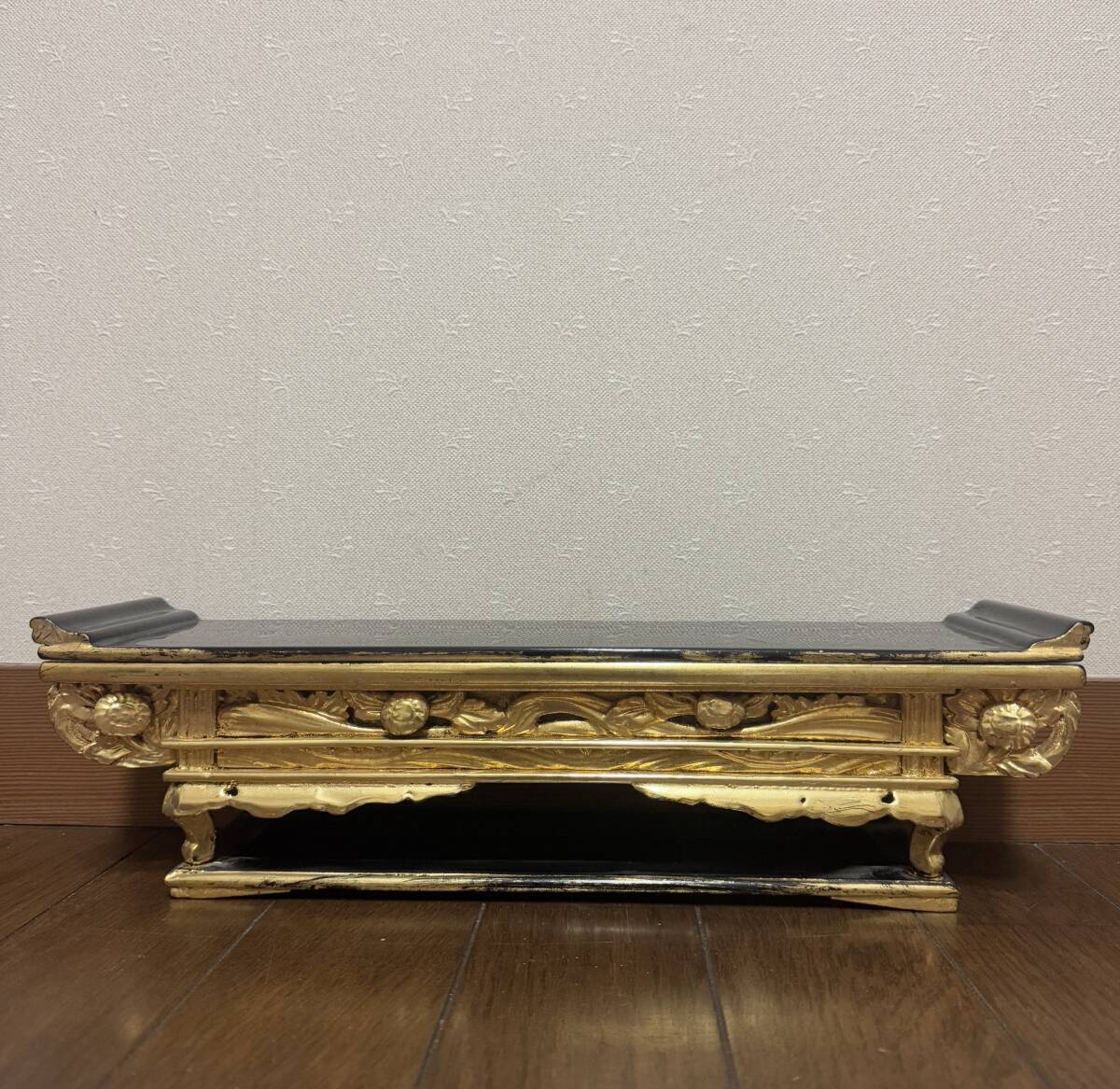 簡易クリーニング済 経机 横幅53.0×奥行14.0×高さ12.0(cm) 仏壇テーブル お供え机 仏具 精密彫刻 木工芸 塗り物 金箱 仏教美術 FTI029の1番目の画像