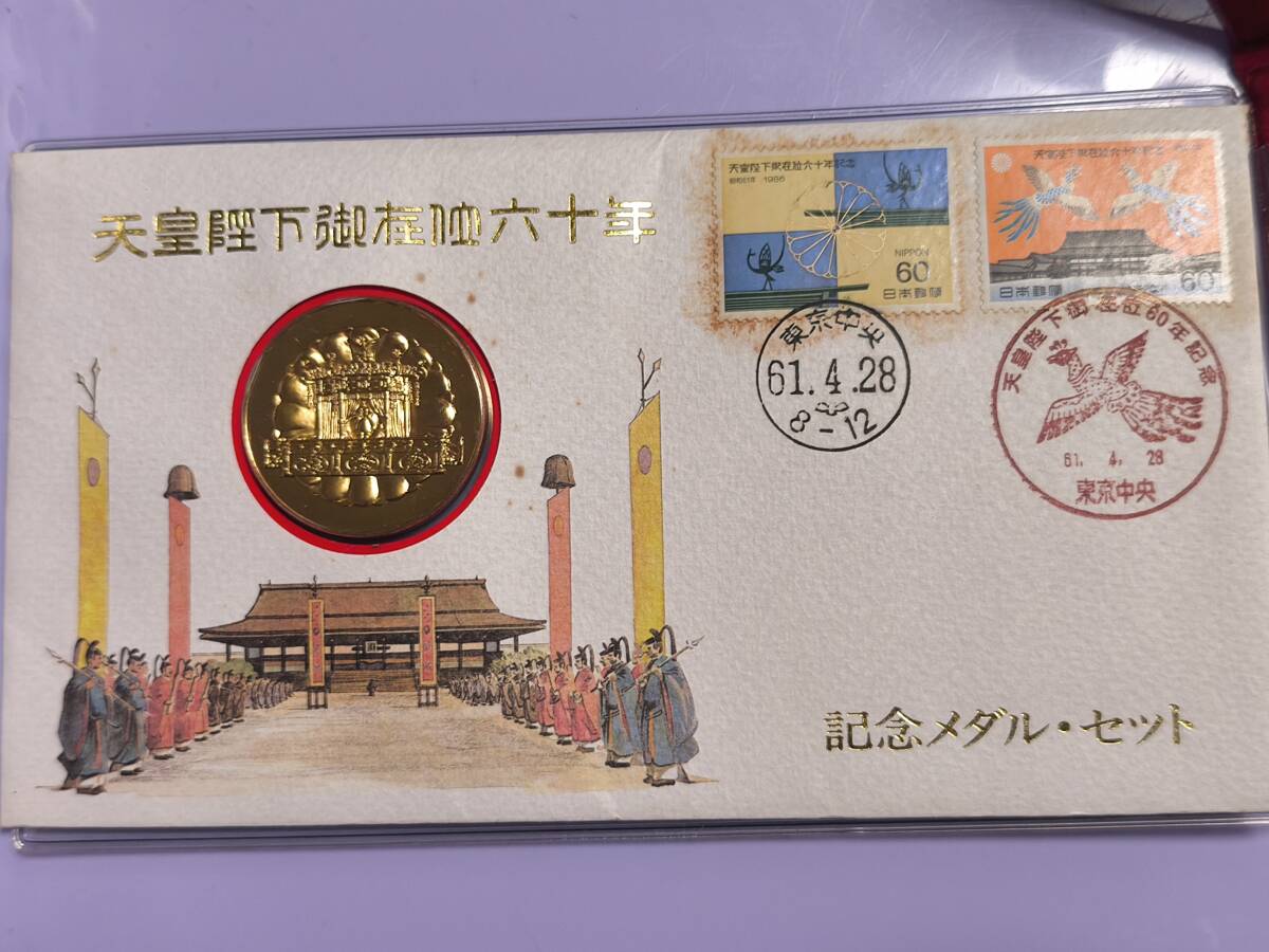 ★★ 希少 【 天皇陛下御在位六十年 記念メダル セット 】 昭和61年 フランクリンミント プルーフ 金色メダル 記念切手 FDC ★★の1番目の画像