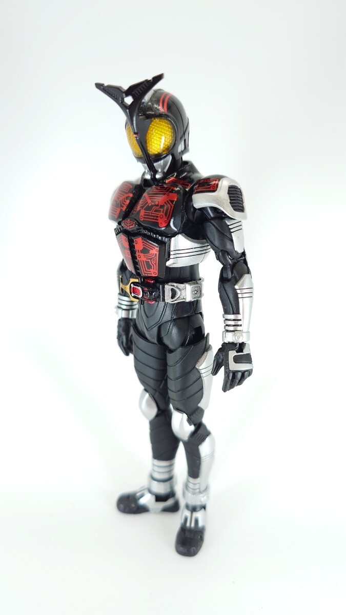 [仮面ライダーカブト]S.H.フィギュアーツ （真骨彫製法） 仮面ライダーダークカブトの1番目の画像