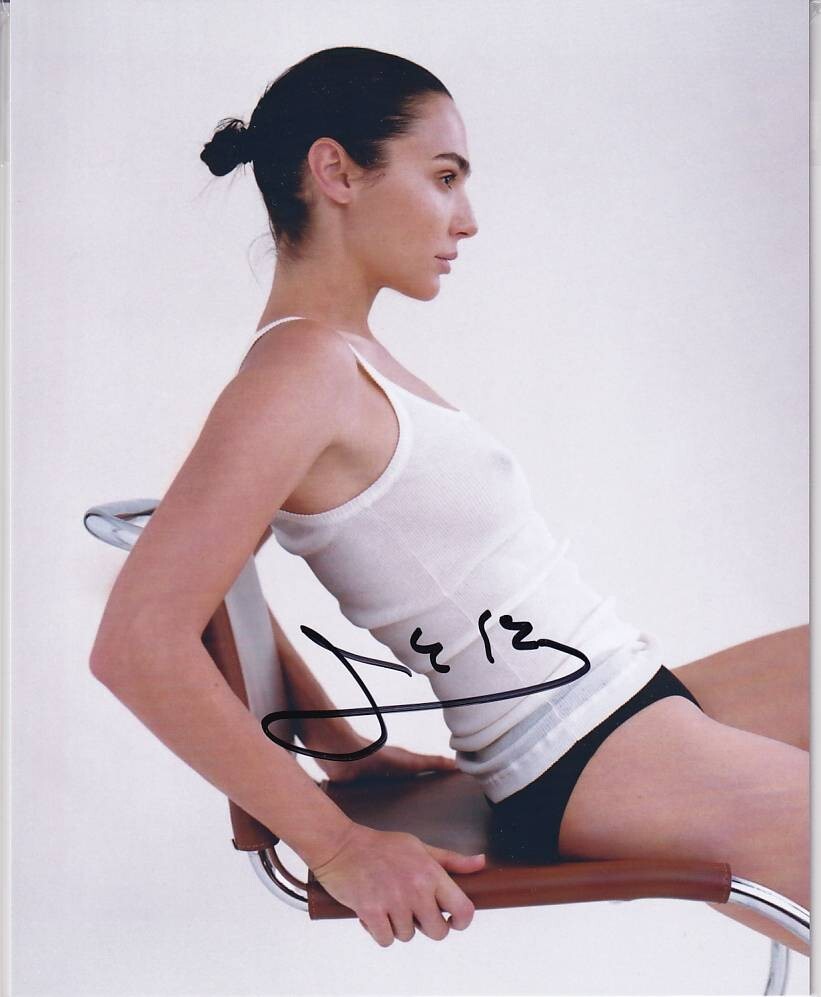 Gadot セール中…ガル・ガドット直筆サイン入り2Lサイズ写真…Gal Gal