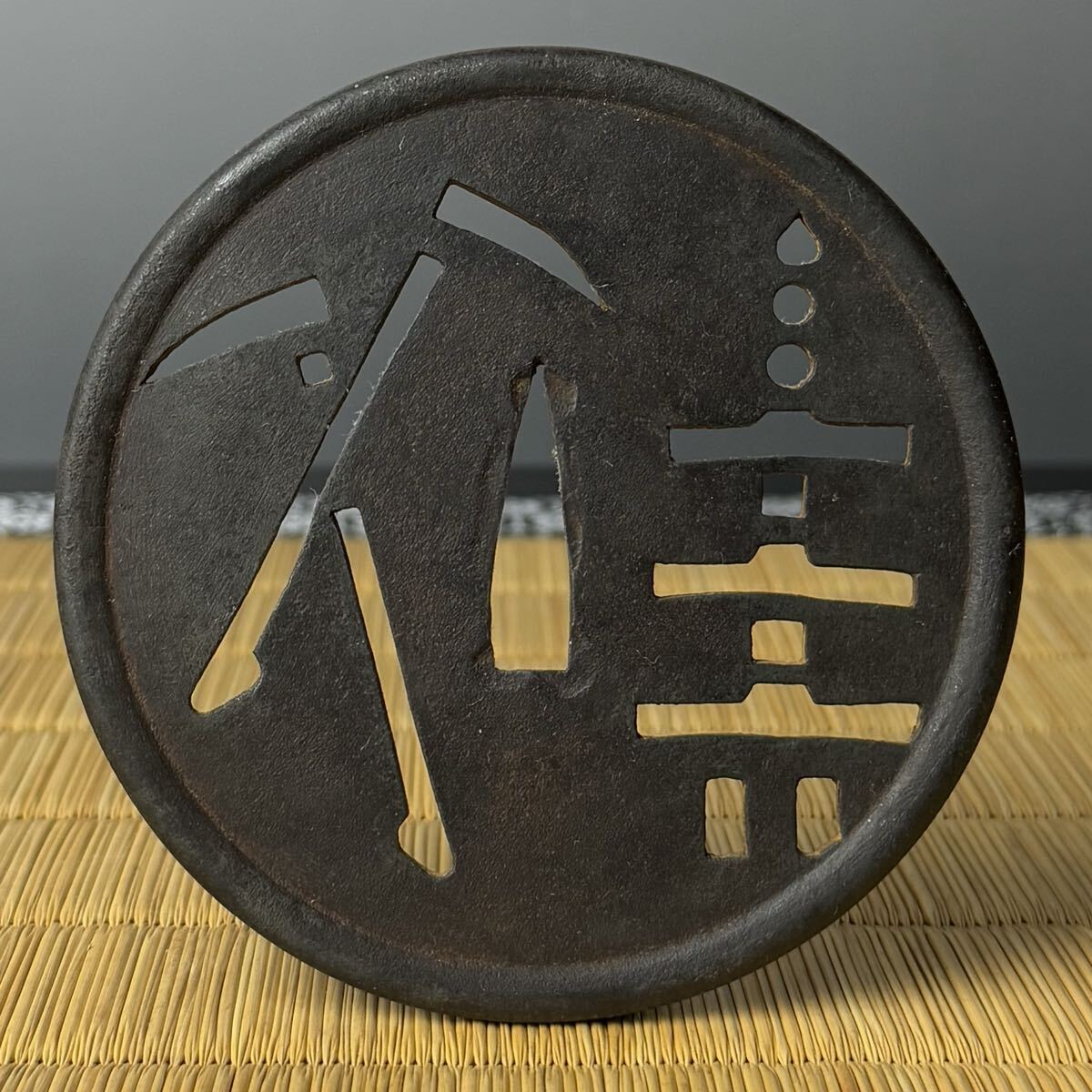 名品？ 大型鉄透鍔 甲冑師鍔？ 丸形 塔透かしの図 音色良 の落札情報