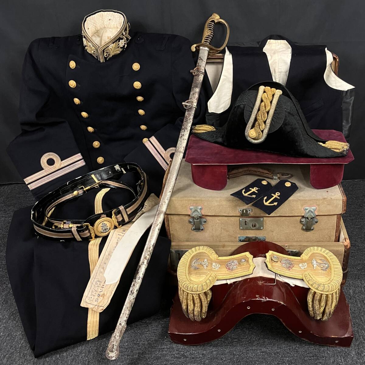 美術品】△敬逢△大日本帝国勅任官大礼服一式 軍服正剣正刀緒他九点揃