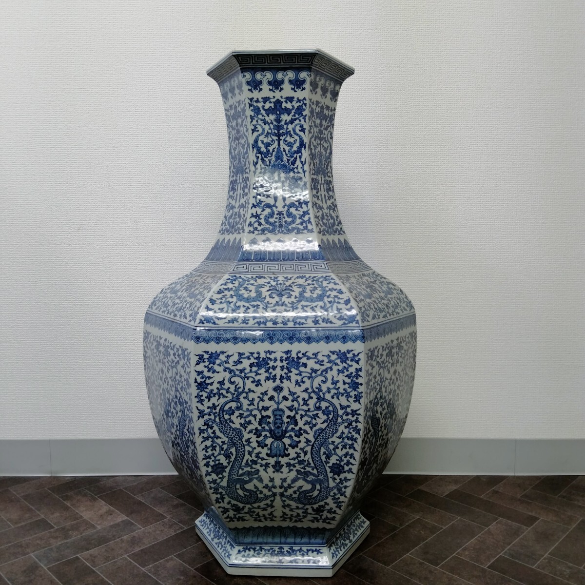 やや傷や汚れあり】中国美術 染付 八角大花瓶 龍文 青花 飾壺 唐物