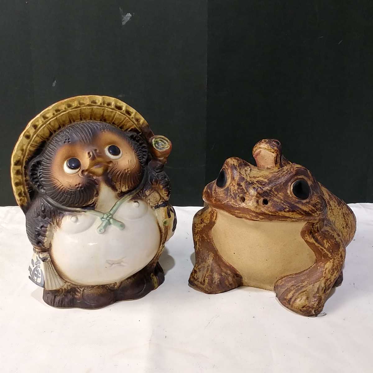 陶器製 たぬきとカエルの置物　たぬきの置物　縁起物　狸　カエル 開運 たぬきと蛙の置物 陶器製 縁起物 商売繁盛 開運 タヌキ 狸 カエル 親子