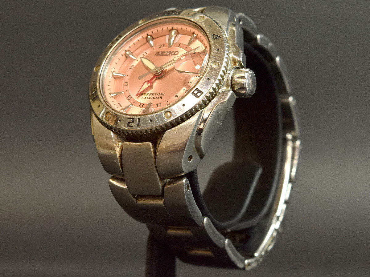 電池交換済 Seiko セイコー パーペチュアル カレンダー メンズウォッチ 腕時計 クォーツ ピンク シルバー デイト 8f56 0060 の落札情報詳細 ヤフオク落札価格情報 オークフリー スマートフォン版