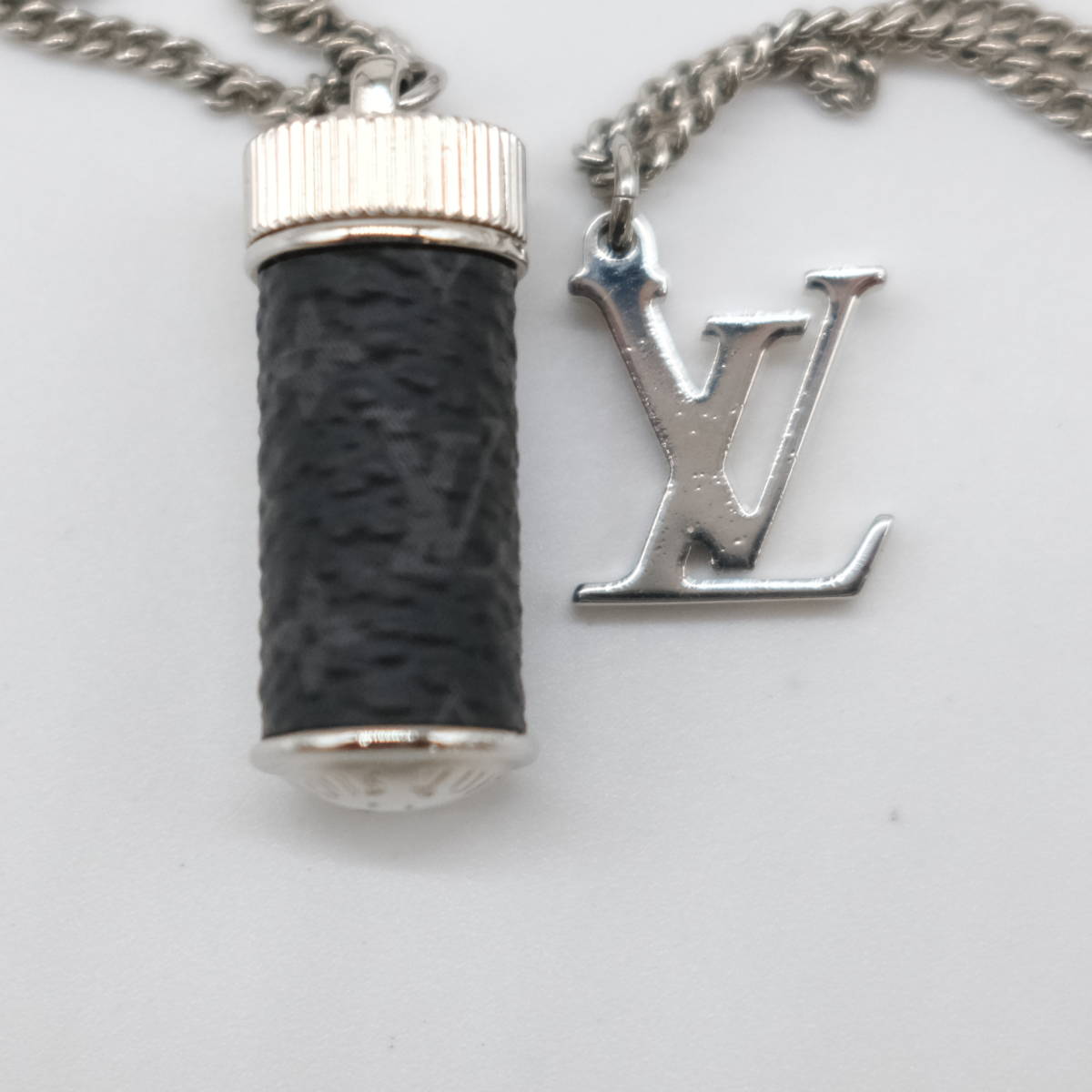 【LOUIS VUITTON】コリエチャームズカプセル ネックレス　ピルケース LOUIS VUITTON】コリエチャームズカプセル ネックレス