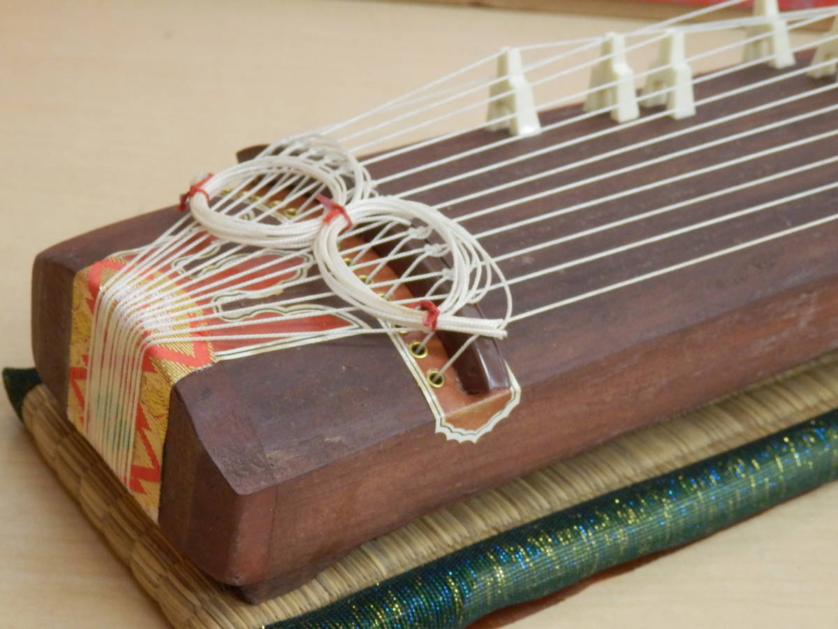 お琴の手びき ミニ琴　新品未使用　だれでも弾ける お琴の手びき ミニ琴 新品未使用 だれでも弾ける 24865◇だれ