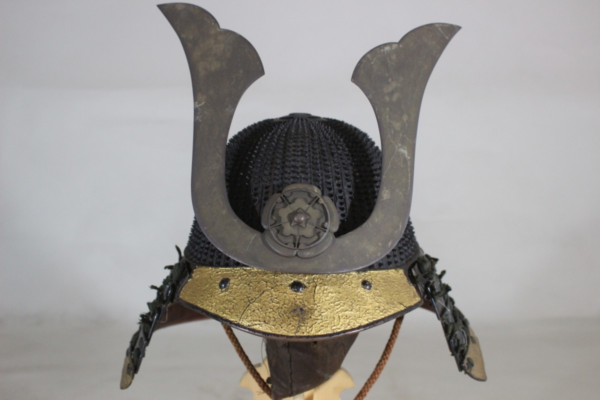 武具　62間小星兜　黒塗六二間小星兜　江戸期　前立て有 黒漆塗六十二間小星兜 蝶前立 | | 収蔵品詳細 | 作品を知る