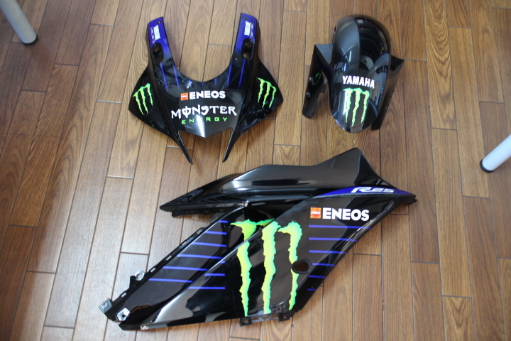 ヤマハ YZF-R25 モンスターエナジー アッパー フロントフェンダー 右