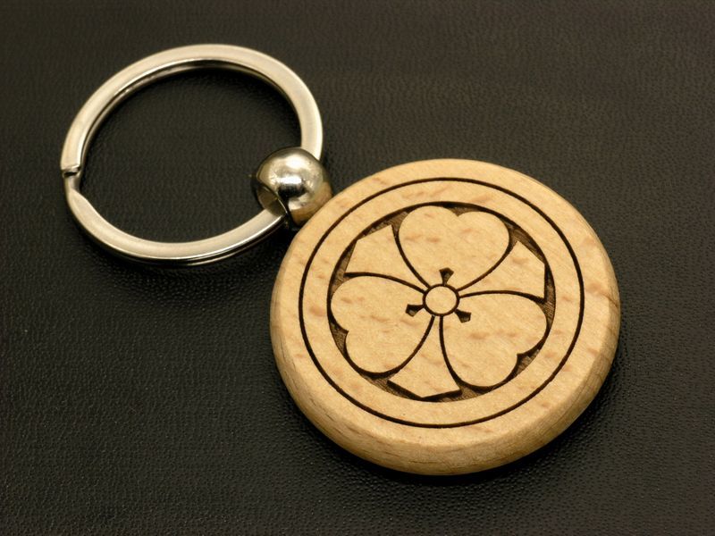 新品 送料無料 丸に剣片喰 家紋キーホルダー まるにけんかたばみ 丸に剣方喰 剣酢漿草 戦国武将 木製 ウッド の落札情報詳細 ヤフオク落札価格情報 オークフリー スマートフォン版