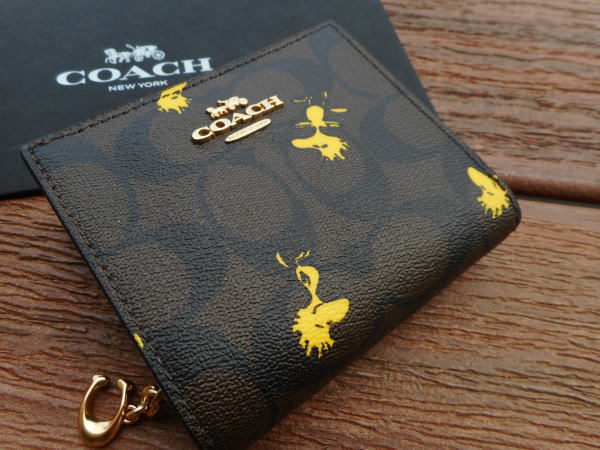 新品 21最新 限定コラボ Coach コーチ X ピーナッツ コレクション シグネチャー レザー ウッドストック 2つ折り チャーム付き 財布 C4592 の落札情報詳細 ヤフオク落札価格情報 オークフリー スマートフォン版