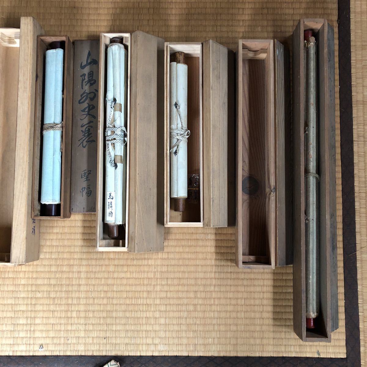 掛軸　水墨画　髑髏　骸骨画　在銘　二点まとめて　V　R5745 掛軸 水墨画 髑髏 骸骨画 在銘 二点まとめて V R5745 書