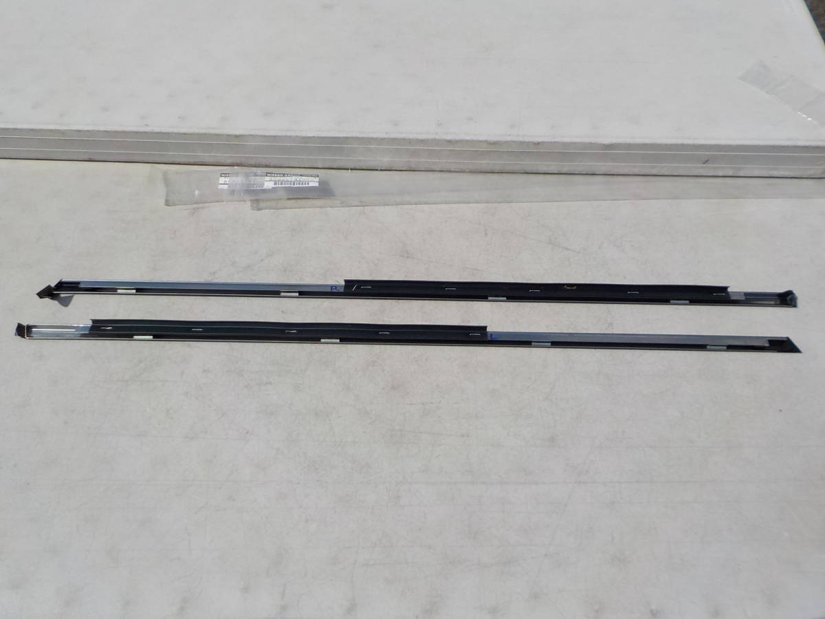 日産 純正 サニートラック サニトラ ドア水切りモール モール 左右