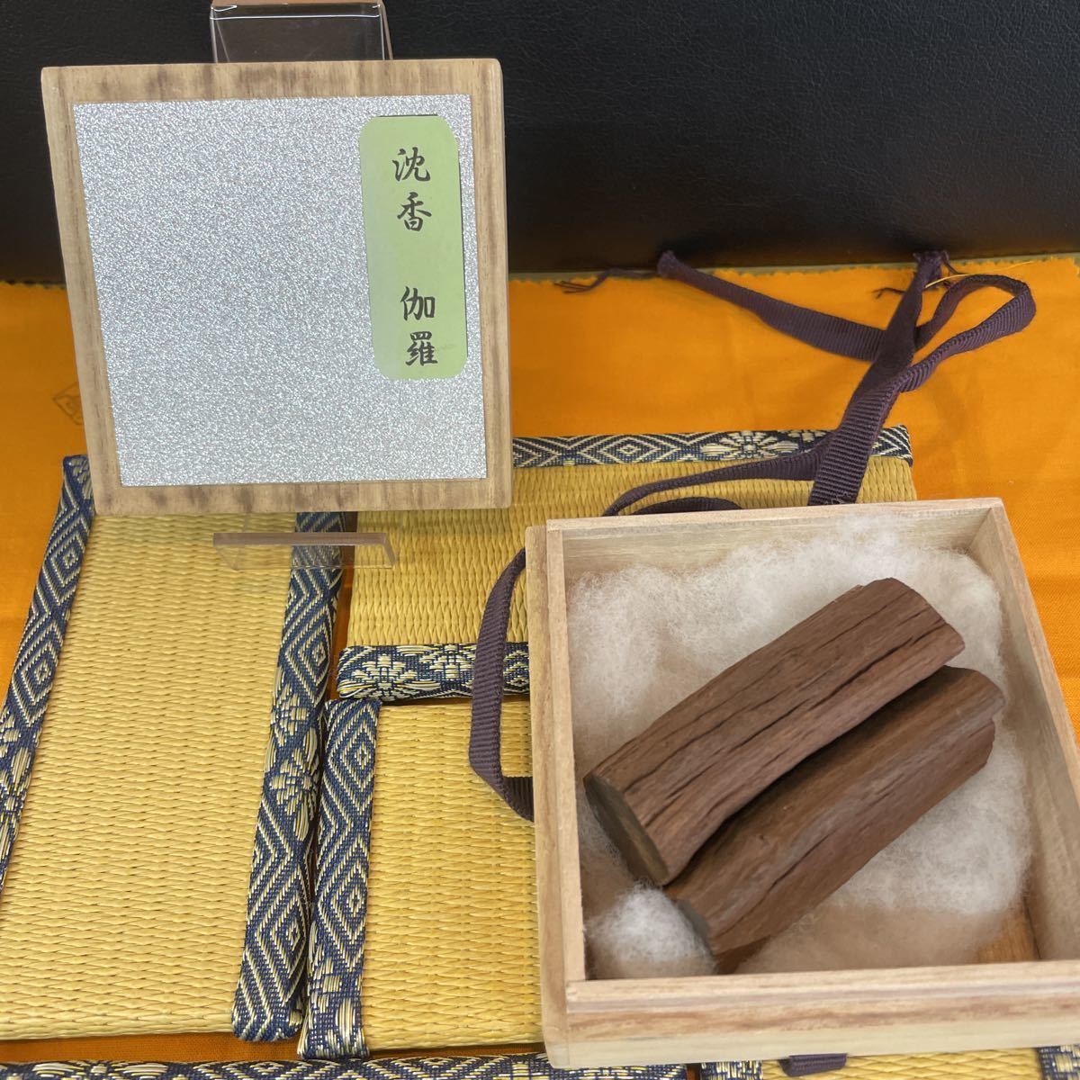 香木 古渡命銘木 後西院勅銘「初花」花二 約3.54g 沈香 寸門多羅 香木 古渡命銘木 後西院勅銘「初花」花二 約3.54g 沈香 寸門多羅