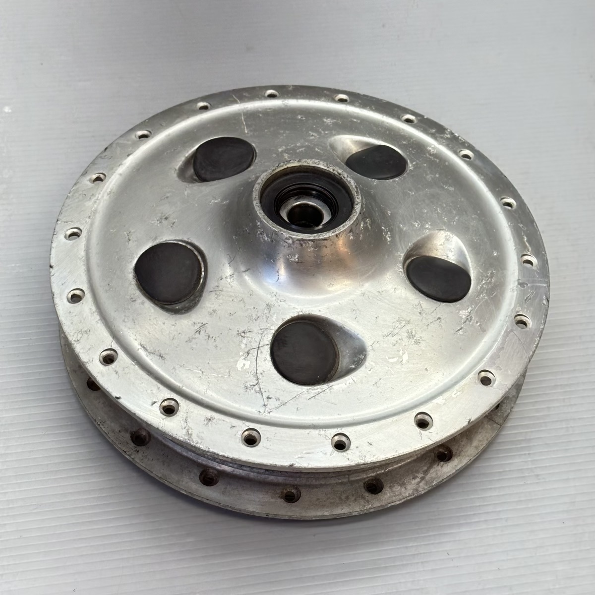 【傷や汚れあり】ヤマハ SR400/500 1JR/1JN 純正 フロント ホイールハブ ドラムブレーキハウジング 231019AAA026の