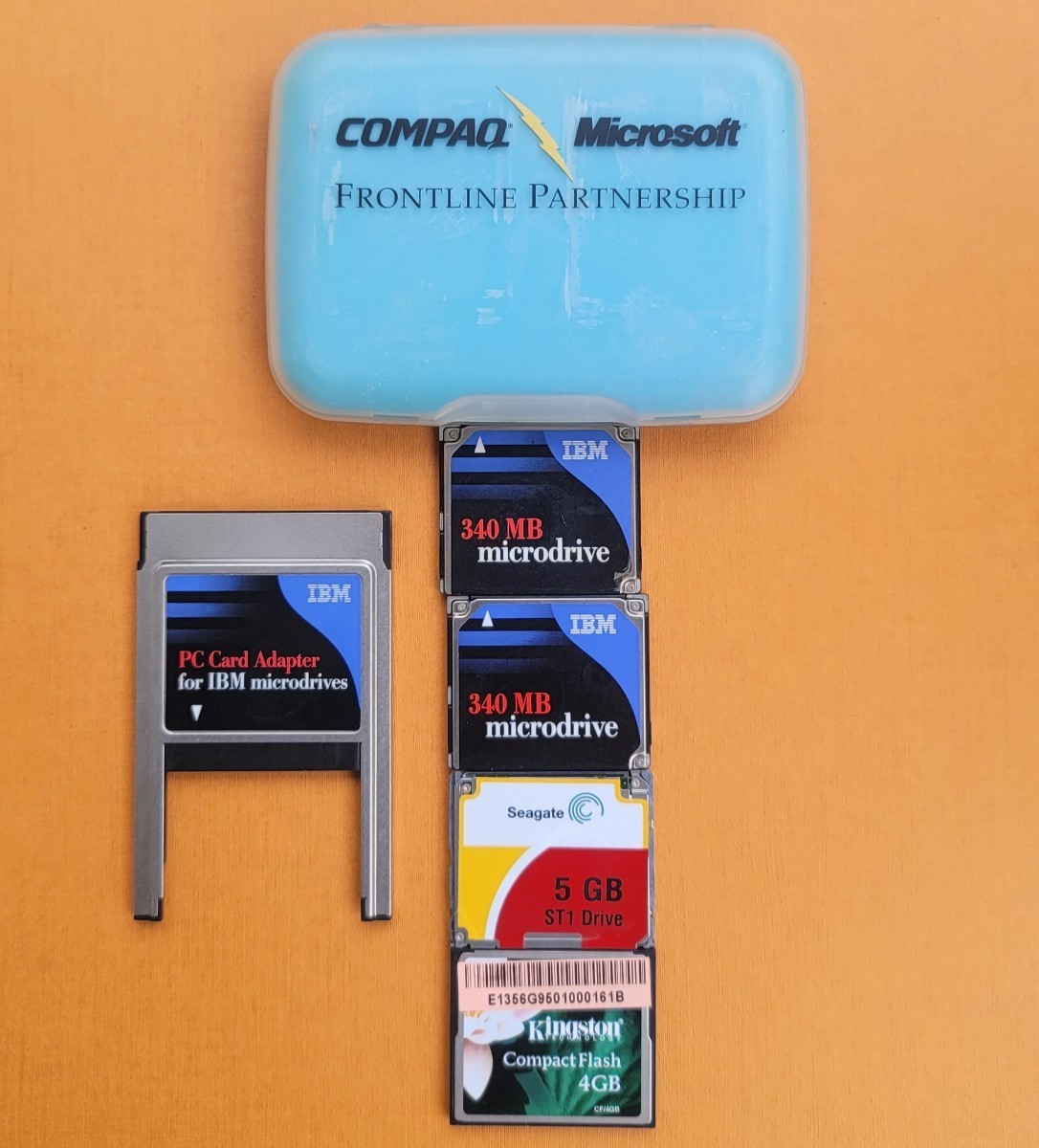 【やや傷や汚れあり】IBM製 マイクロドライブ 1GB カードアダプタ付き Microdrive コンパクトフラッシュ CF 中古現状品の落札