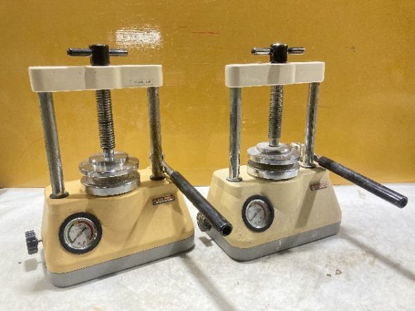 歯科技工 モリタ油圧プレス いそがしく