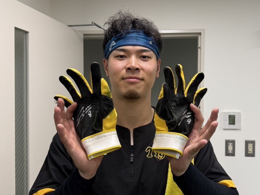佐藤輝明選手実使用バッティンググローブ （阪神タイガース 佐藤
