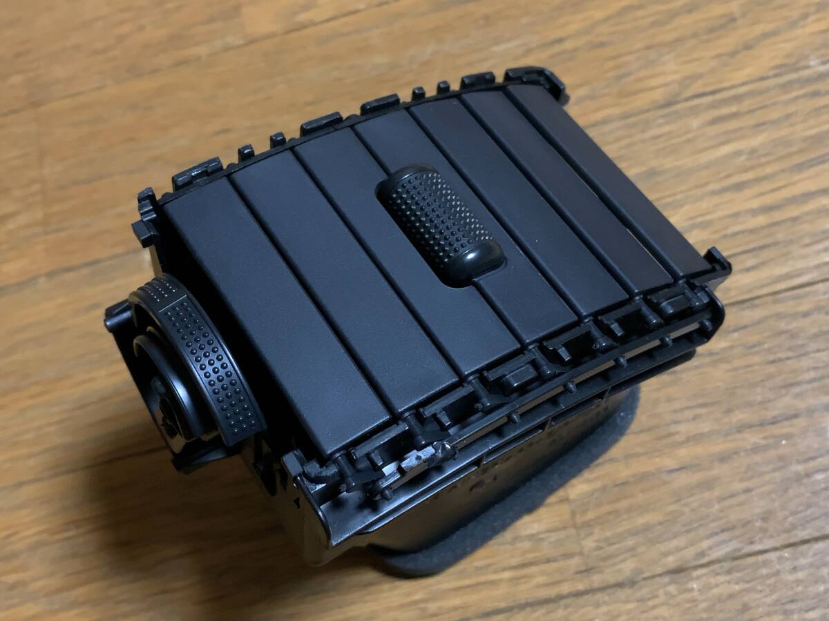 トヨタ200系ハイエース純正エアコンルーバー(55888-28040)運転席側のみ