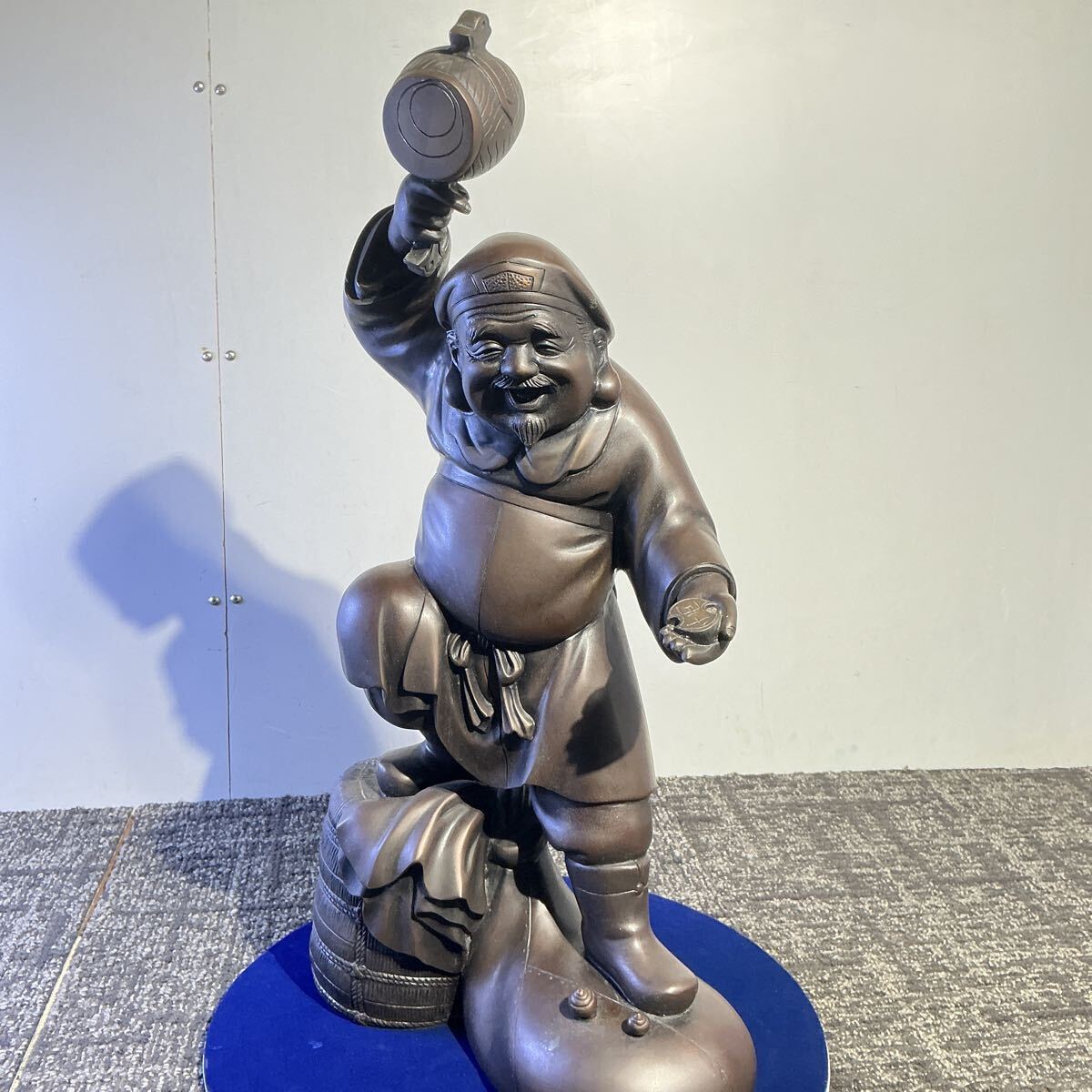 中古】【京堺】観音像 仏像 菩薩 鶯玉作 彫刻 置物 オブジェ 高さ 約