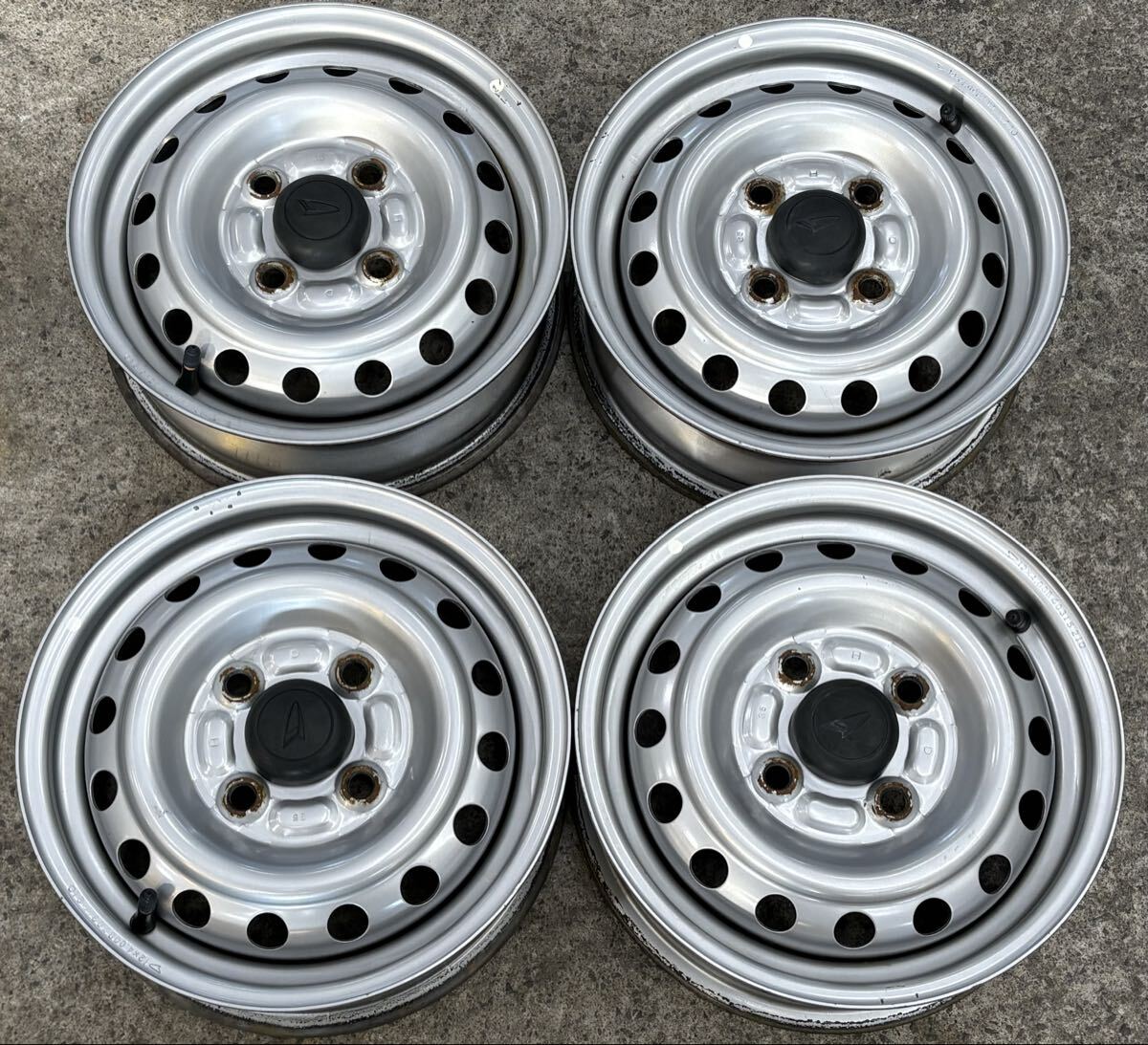 ダイハツ純正 スチールホイール 12インチ 4本(中古品) と、センター
