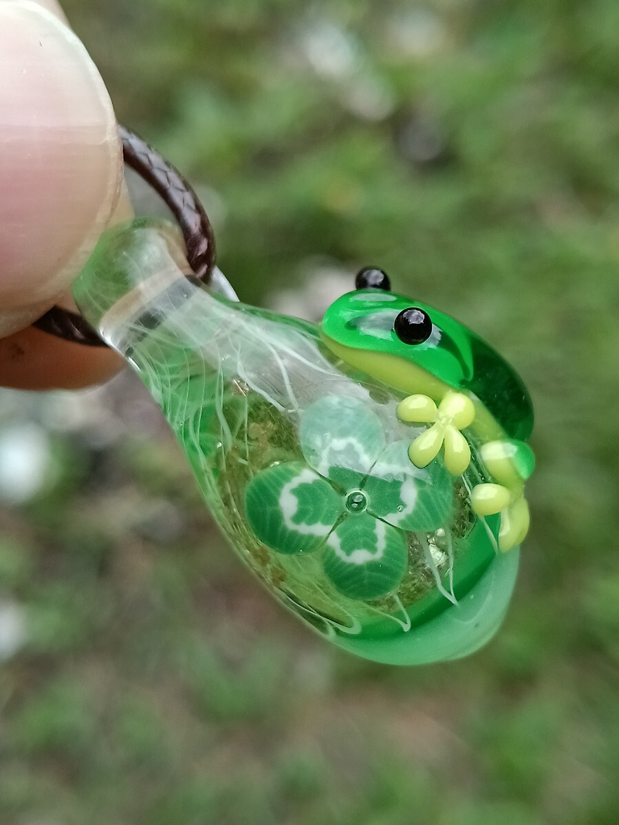 新品】磯野昭子(いそのあきこ)さん蜻蛉玉 蛙、花を抱く トンボ玉