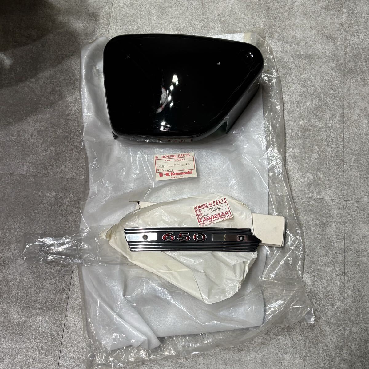 Y20-0356】KAWASAKI KZ900用 純正サイドカバー左右セット（エンブレム
