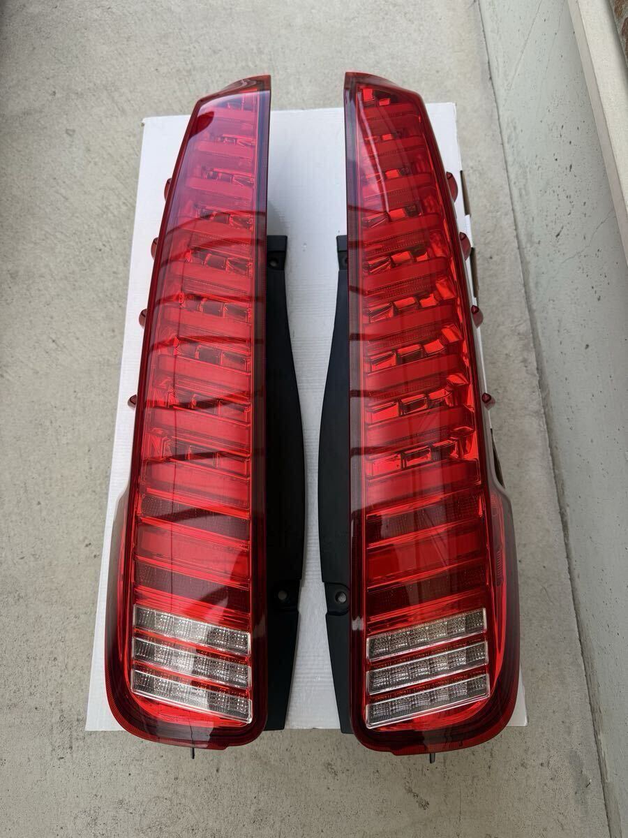 希少 ダズフェローズ LEDテールランプ 80系 ノア/ヴォクシー