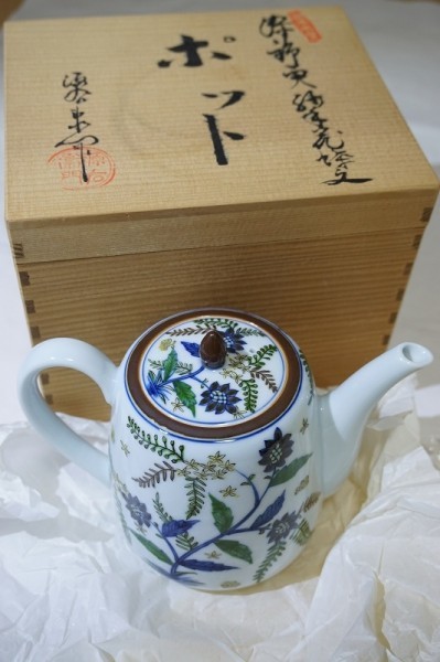 新品】有田焼 源右衛門窯 【ポット】染錦更紗手花蝶文 ティー 箱書き