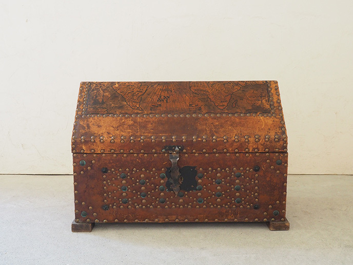 Z570 本革 古い宝箱 収納箱 アンティーク 古道具 古家具 海賊 地図 トレジャーボックス 小物入れ 置物 店舗什器 衣装ケース トランク 鋲 の落札情報詳細 ヤフオク落札価格情報 オークフリー スマートフォン版
