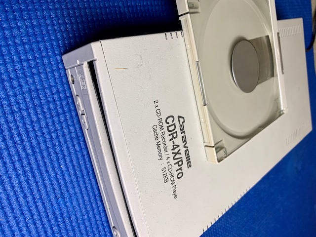 ビンテージ Cd R Drive Caravelle製 Cdr 4x Pro Scsiインターフェース Scsiケーブル 終端ターミネーター付き の落札情報詳細 ヤフオク落札価格情報 オークフリー スマートフォン版