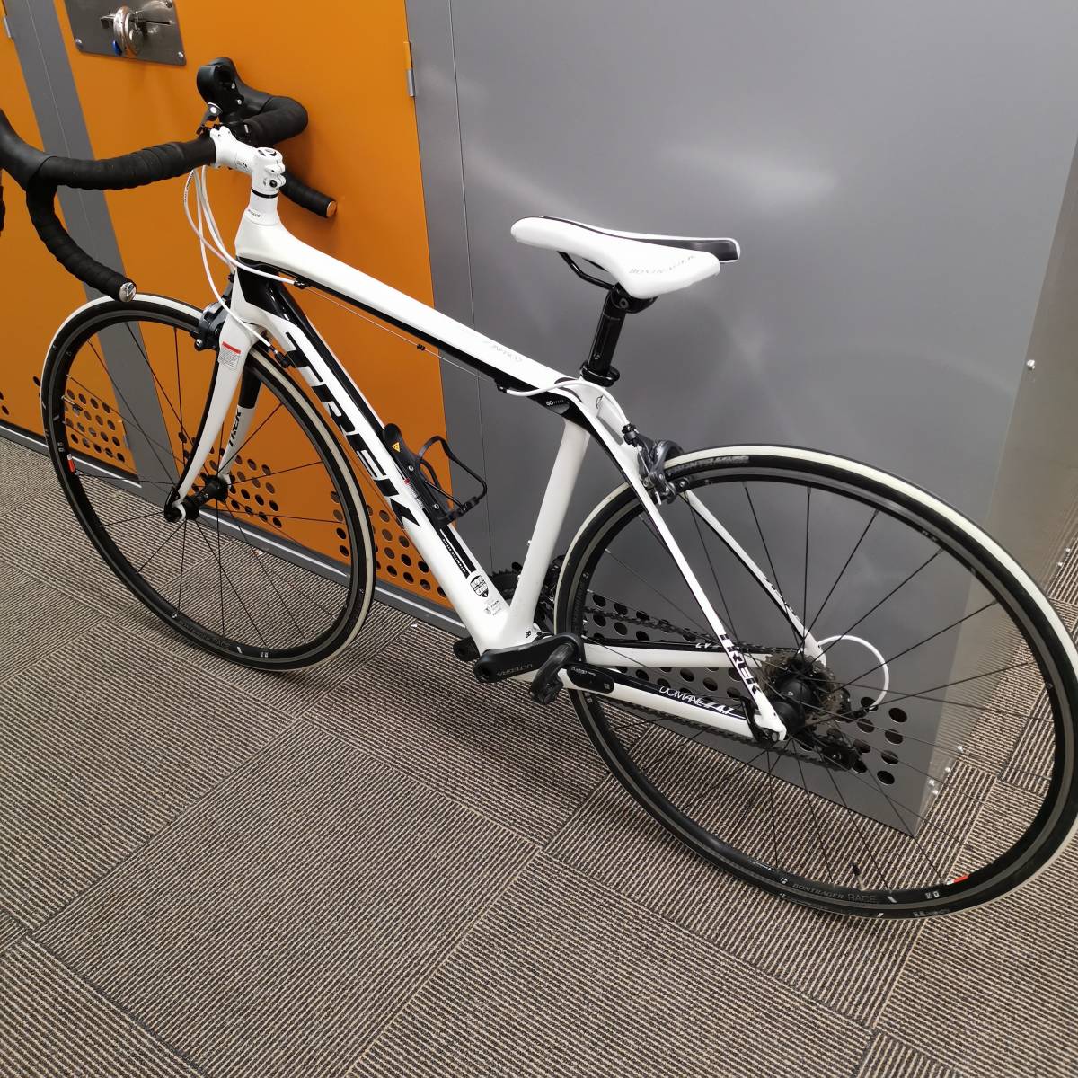 ロードバイク トレック4.7フルカーボン 白 【公式通販】