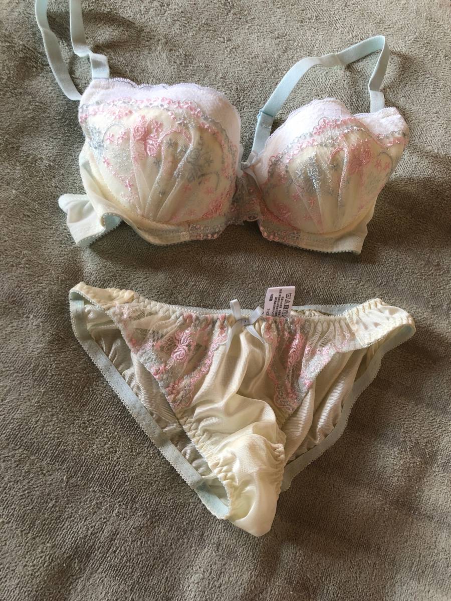 れんか(*´∀`) JD＊タンス整理品eco＊Sexy レース シフォン 艶々サテン 訳あり難あり【ジャンク処分】 あやか 事務OL 22才 タンス整理 ECO 下着ブラパンツ M エメラルド