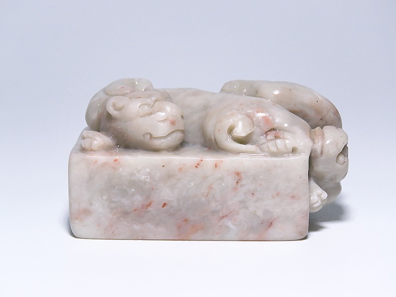 №40.白寿山石.芙蓉石.その他.名刻.珍獣怪獣の親子獅子の彫り物
