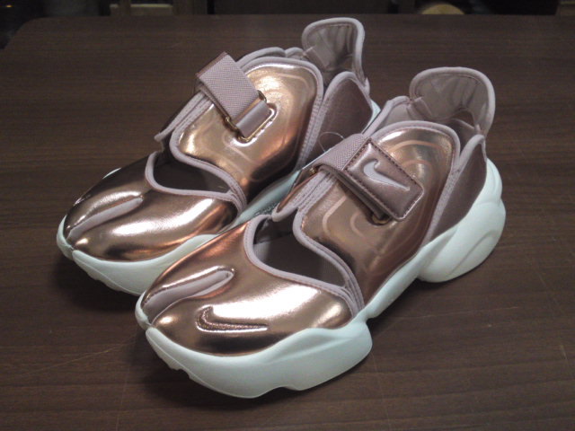 新品 ２５ ５ｃｍ Nike Aqua Rift ナイキ アクアリフト ウィメンズ メタリックゴールド の落札情報詳細 ヤフオク落札価格情報 オークフリー スマートフォン版