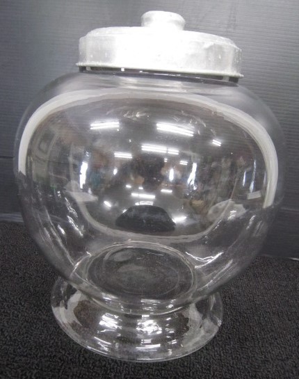 昔の菓子瓶 009　昭和レトロ・駄菓子・アルミの蓋・人形ケース・大型瓶 昔の菓子瓶 009 昭和レトロ・駄菓子・アルミの蓋・人形ケース