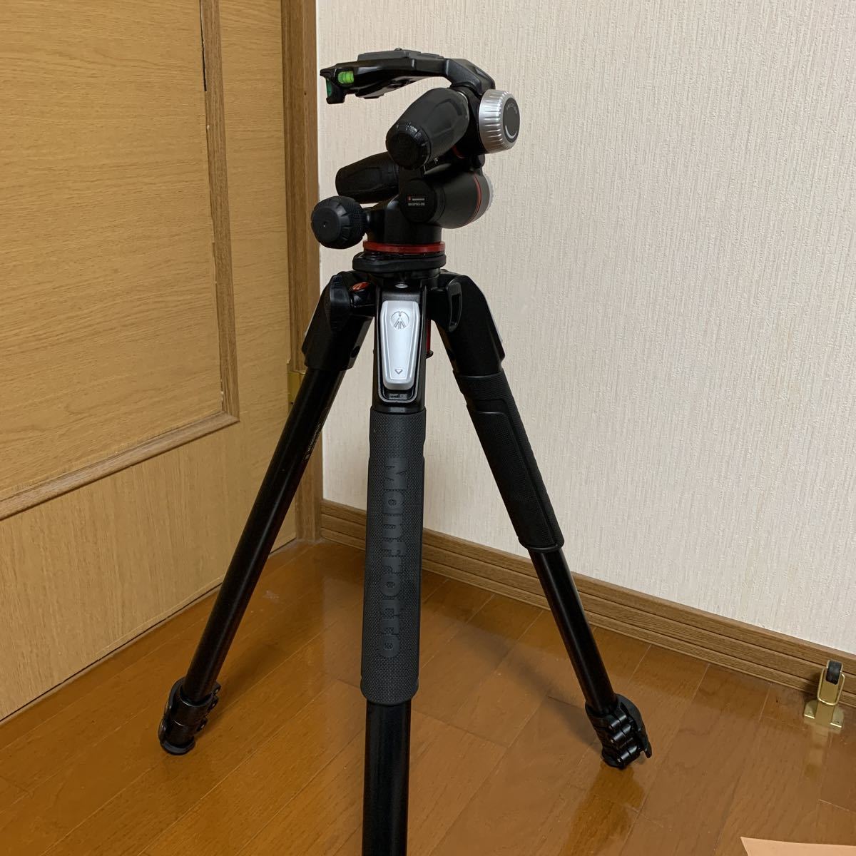 マンフロット 055プロアルミニウム三脚 3段+RC2付き3ウェイ雲台キット …