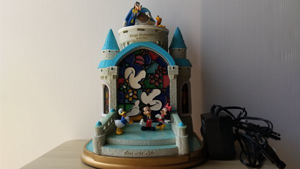 ミッキー おしゃれなステンドグラスデザイン！東京ディズニーリゾート