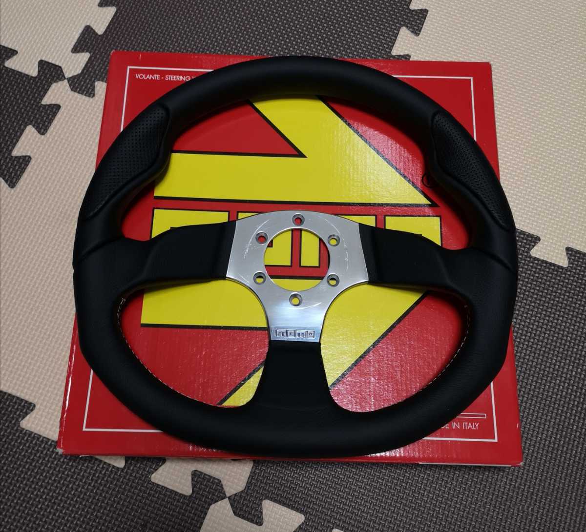 日本製 Momo コマンド ステアリング 中古品 ステアリング