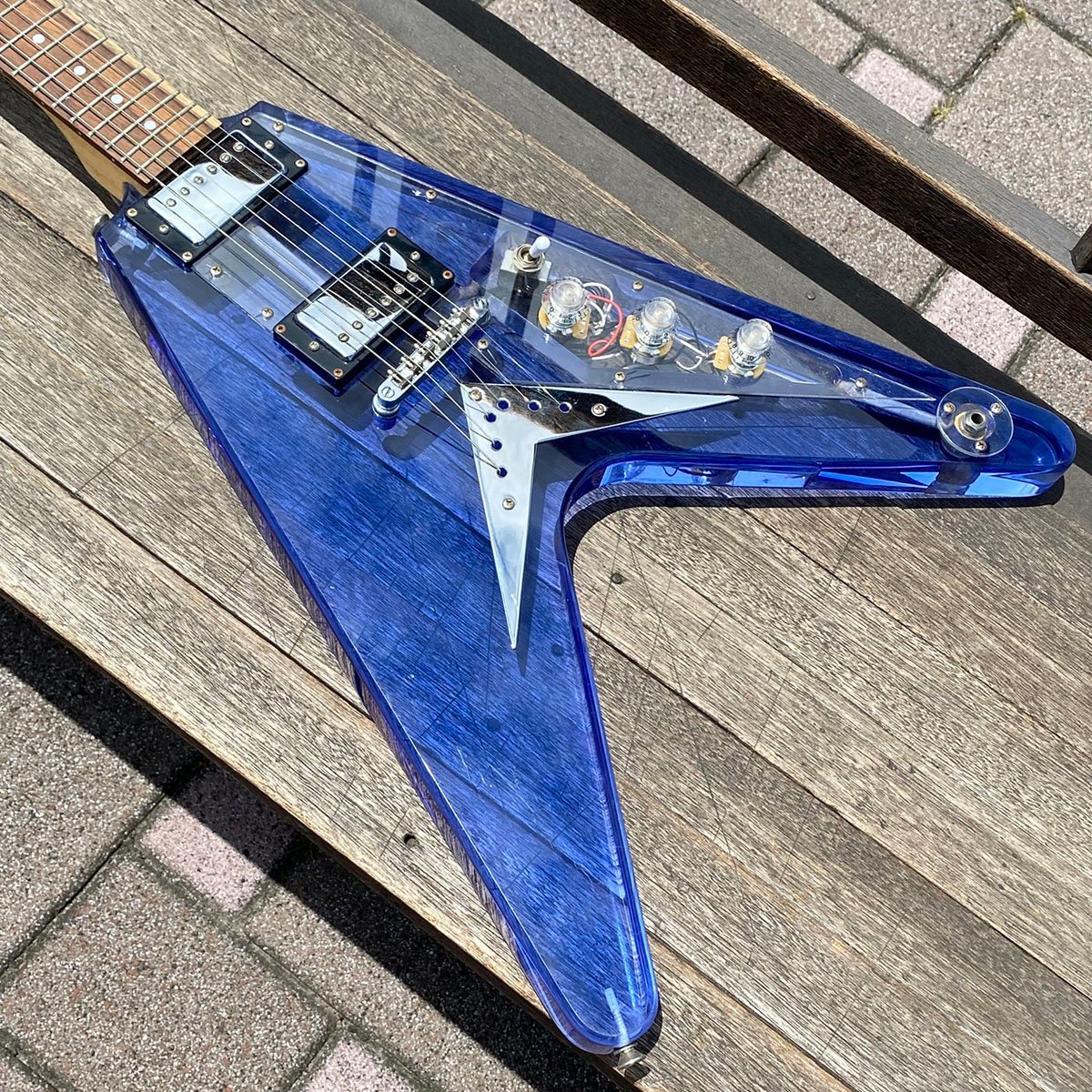 新品アクリル素材のクリスタルギターAP4V/ボディとポジションマークに虹色発光LED搭載/ピックアップ:HH LEDライト エレキギター メイプル アクリルボディ クリスタル