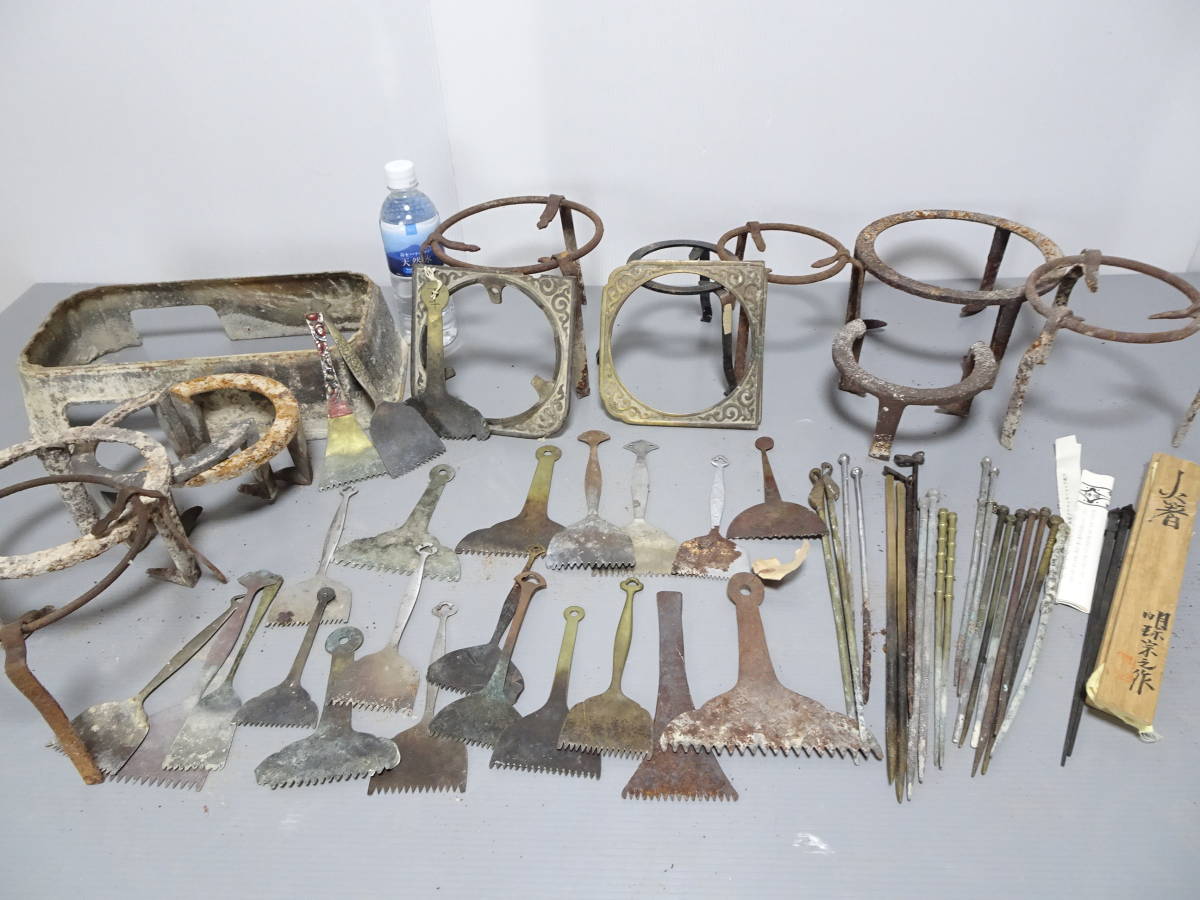 大迫力木の瘤細工大きな木製の火鉢火箸五徳ならし用の金属製ヘラ古民具