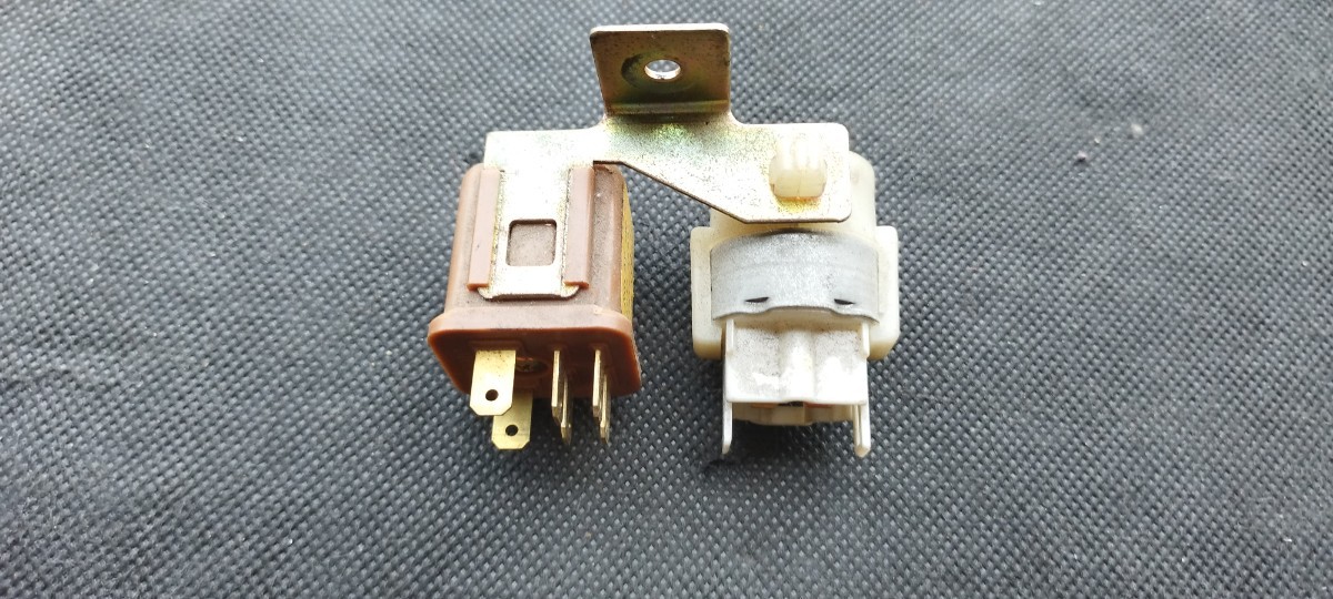 やや傷や汚れあり】スバル ヴィヴィオ 燃料ポンプリレー 純正