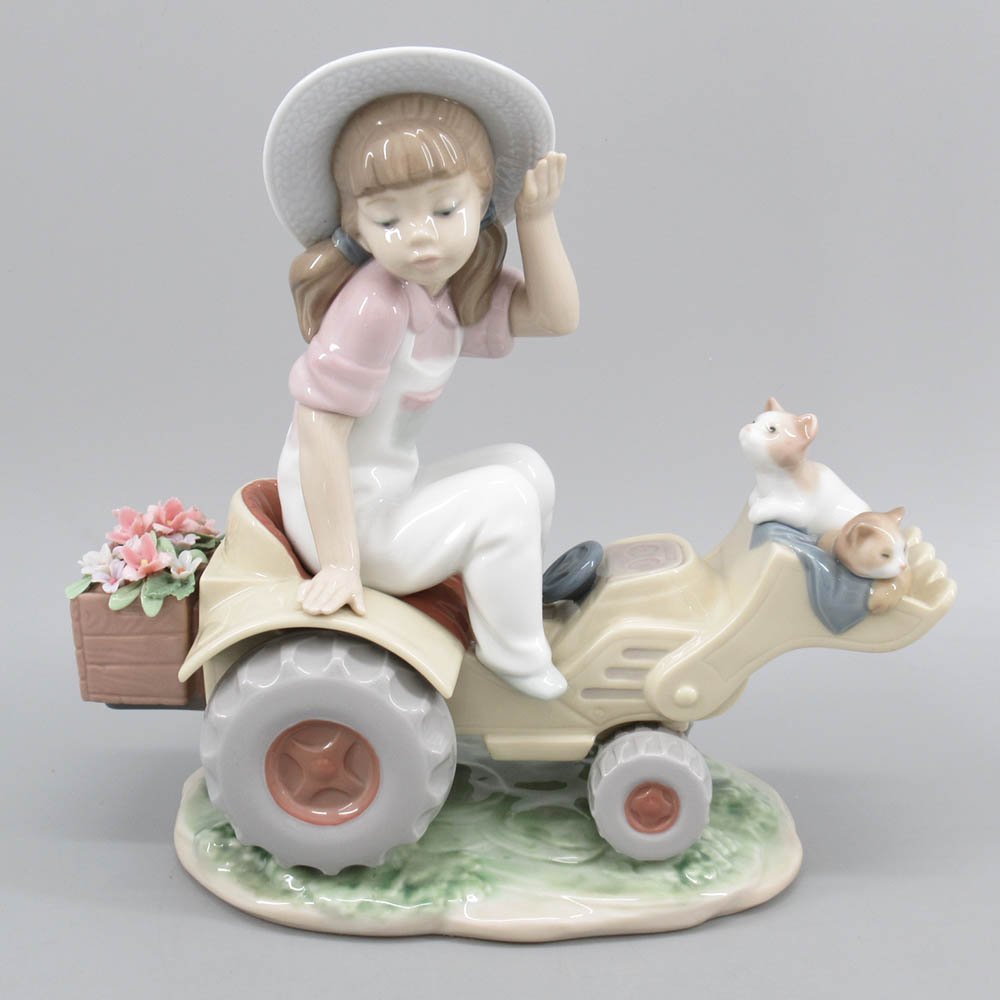 リアドロ子猫にミルクをあげる少女