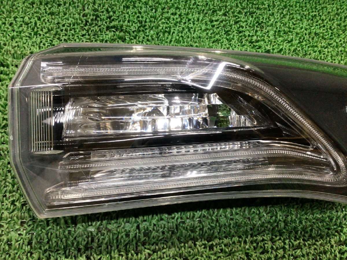 傷や汚れあり】【同梱不可】ハリアー ZSU60W 右テールランプ LED 