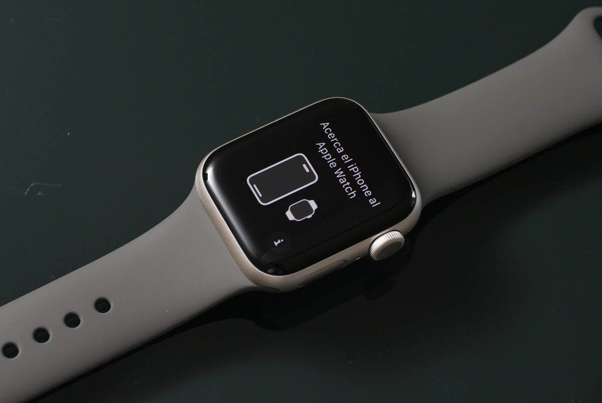 Apple Watch 新品未開封SE2 40mm GPS S/M スターライト（未使用に近い  